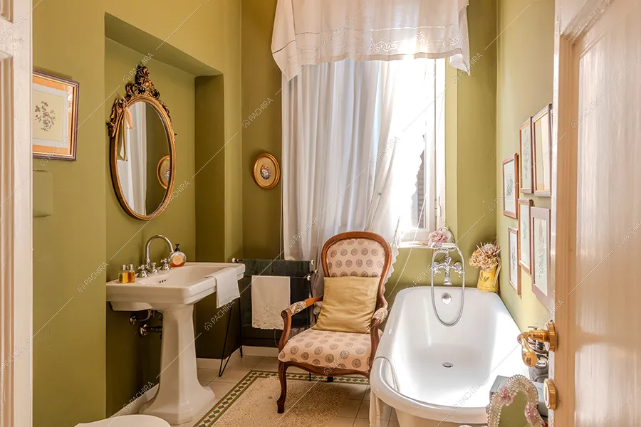 Bagno della villa Rame, location in stile classico a Milano