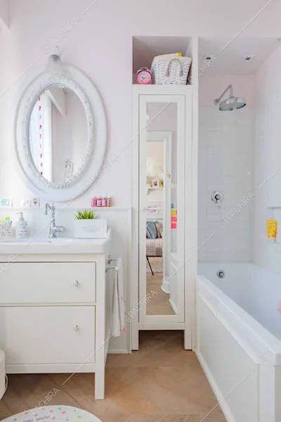 Bagno con vasca e pavimento in parquet nella camera da letto dei bambini