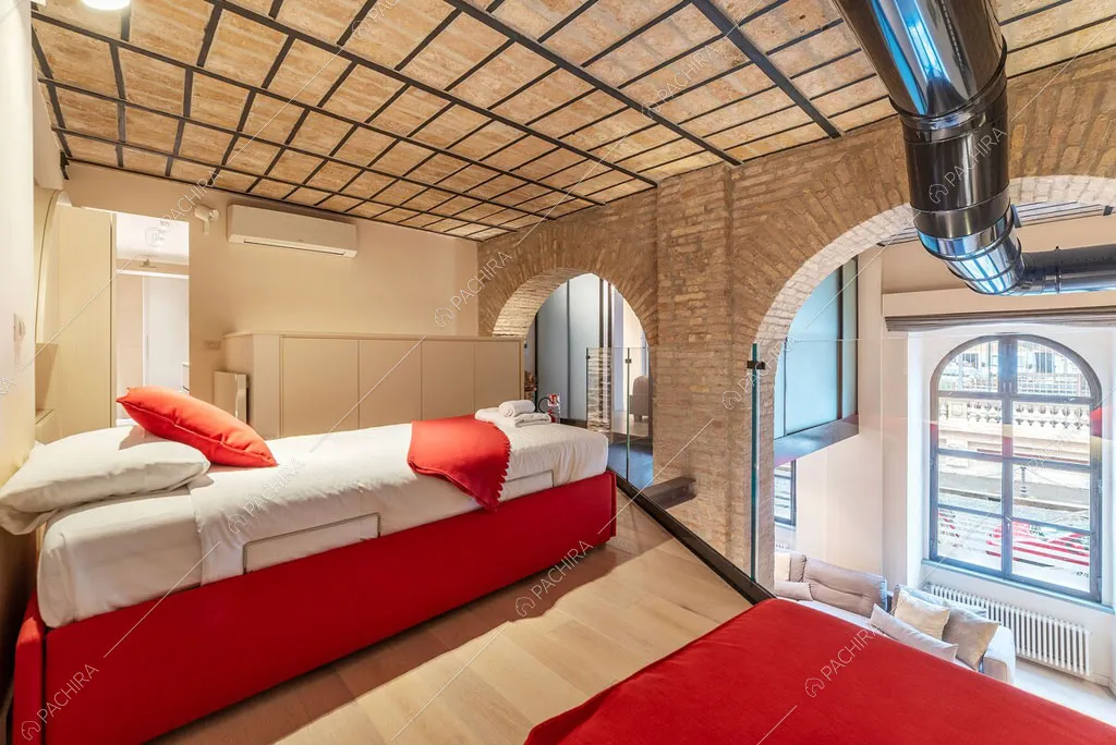 Camera da letto sul soppalco del loft Sabbia, location in stile moderno a Roma