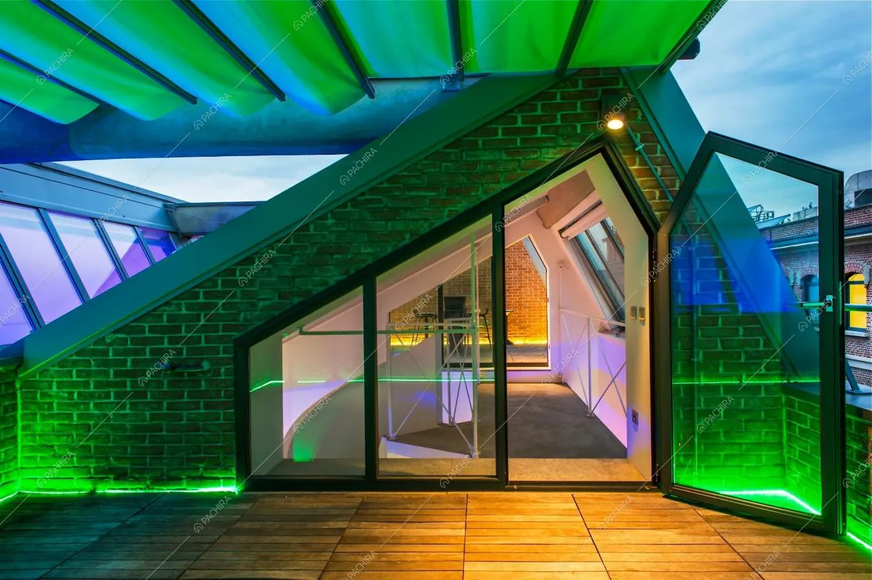Terrazza con pavimento in parquet da esterno e parete in mattoni