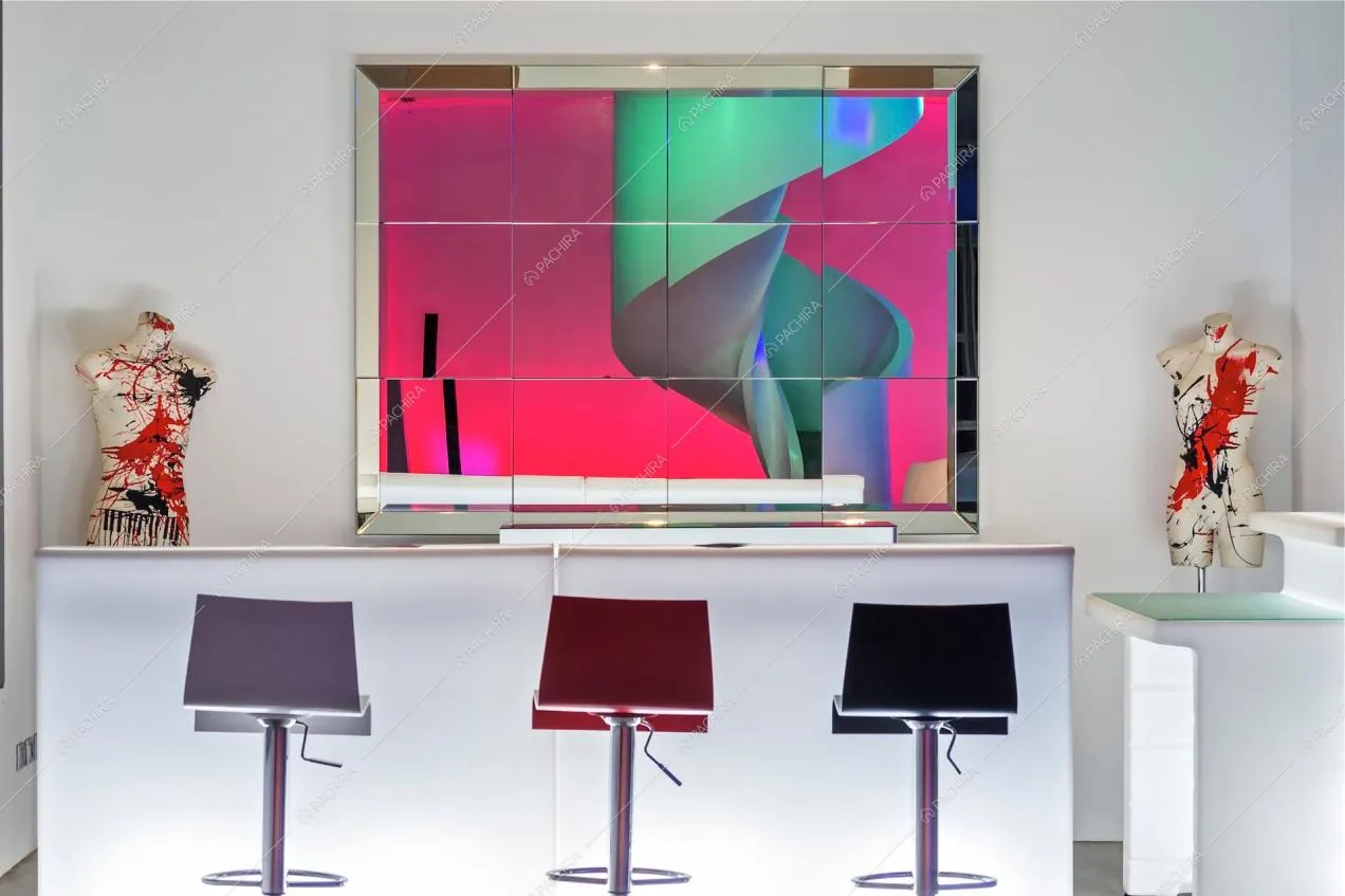 Banco bar con sgabelli e specchio