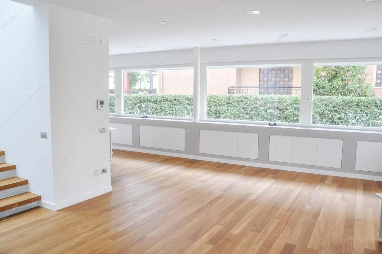 Pavimento in parquet nella zona living con vetrate della villa Caviale Rosa, location in stile moderno a Roma