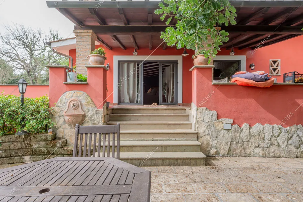 Cortile della villa Ematite, location in stile rustico a Roma