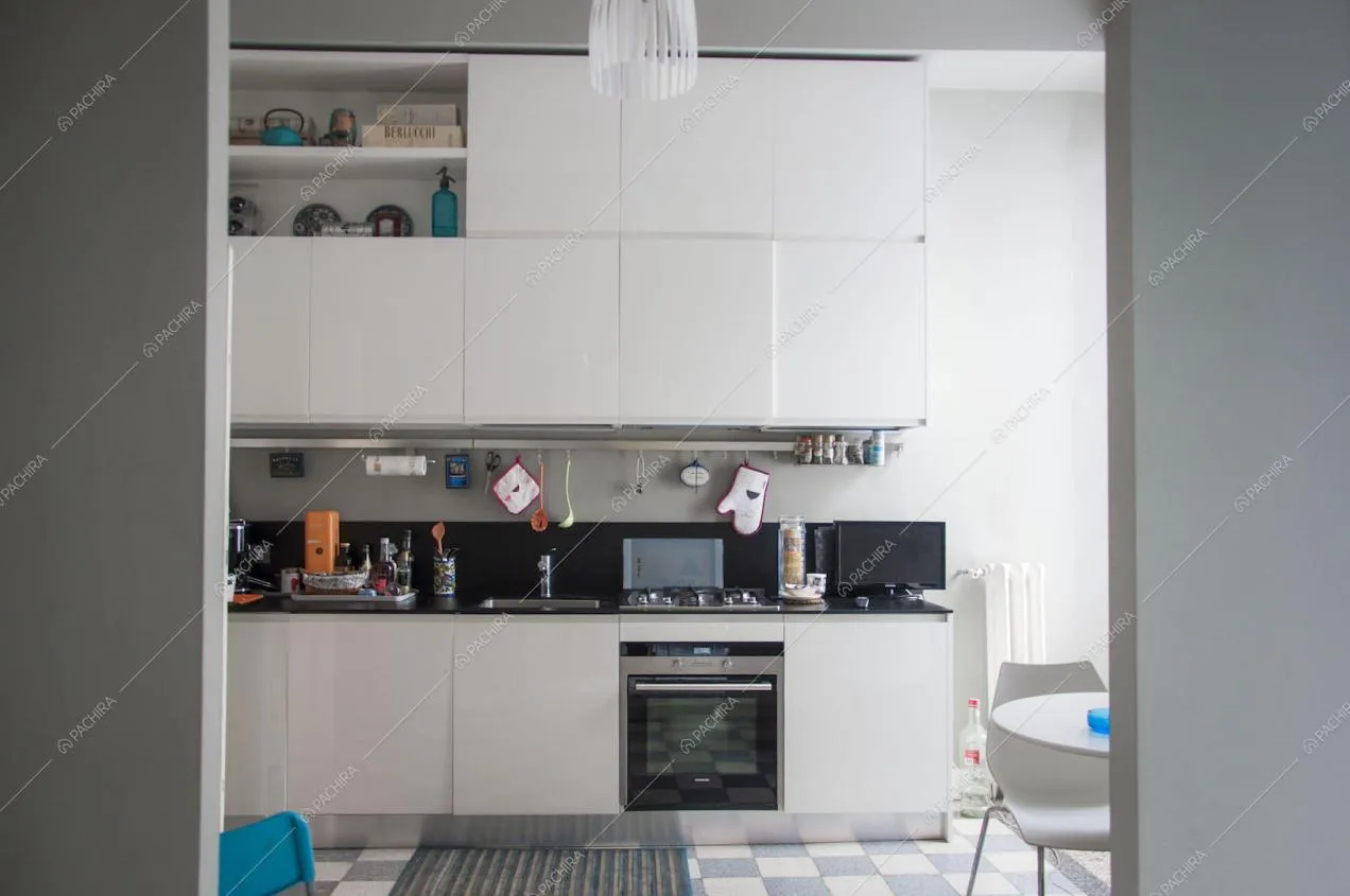 Cucina bianca a parete con fornelli a gas
