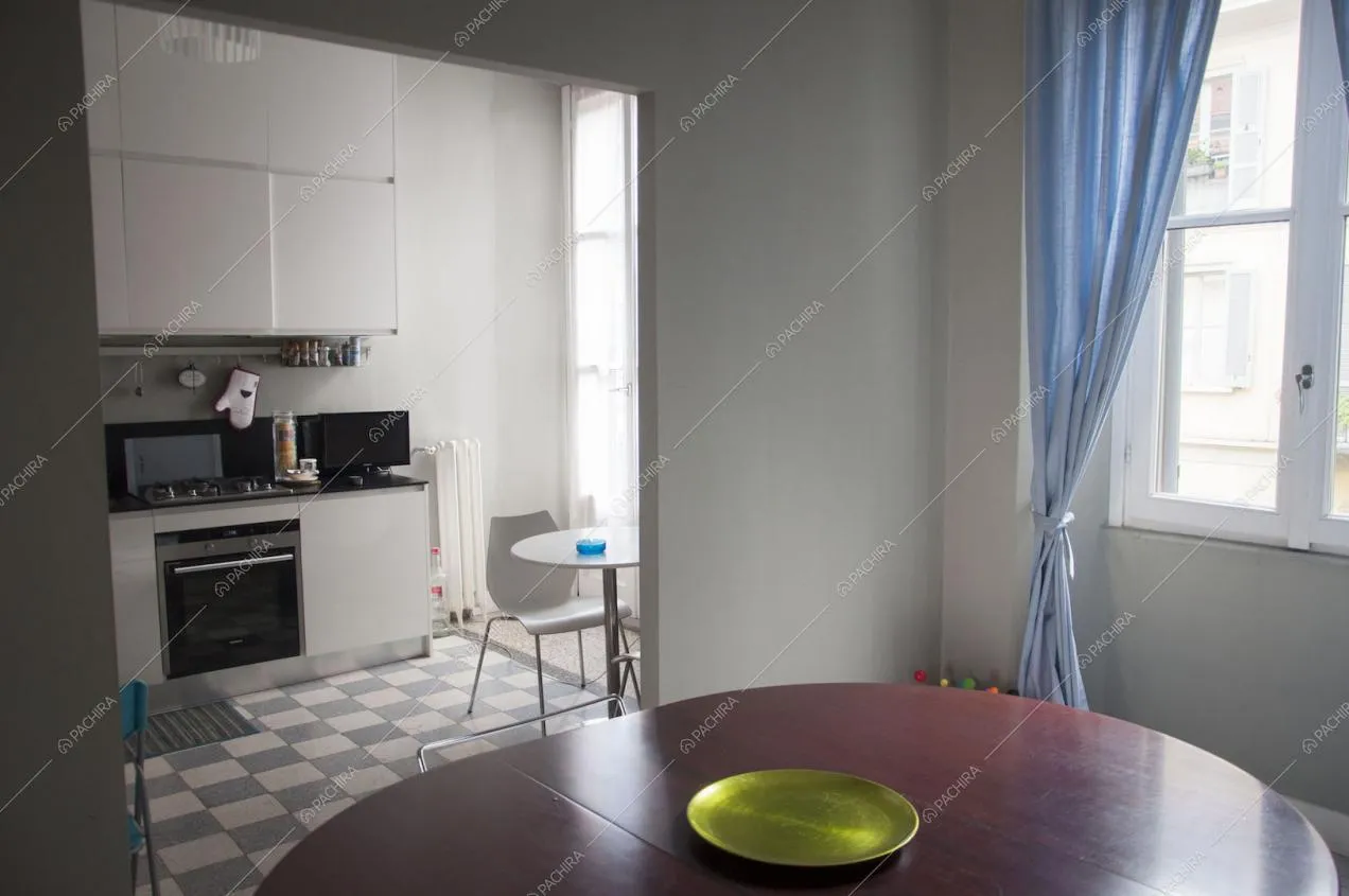 Tavolo da pranzo e vista sulla cucina