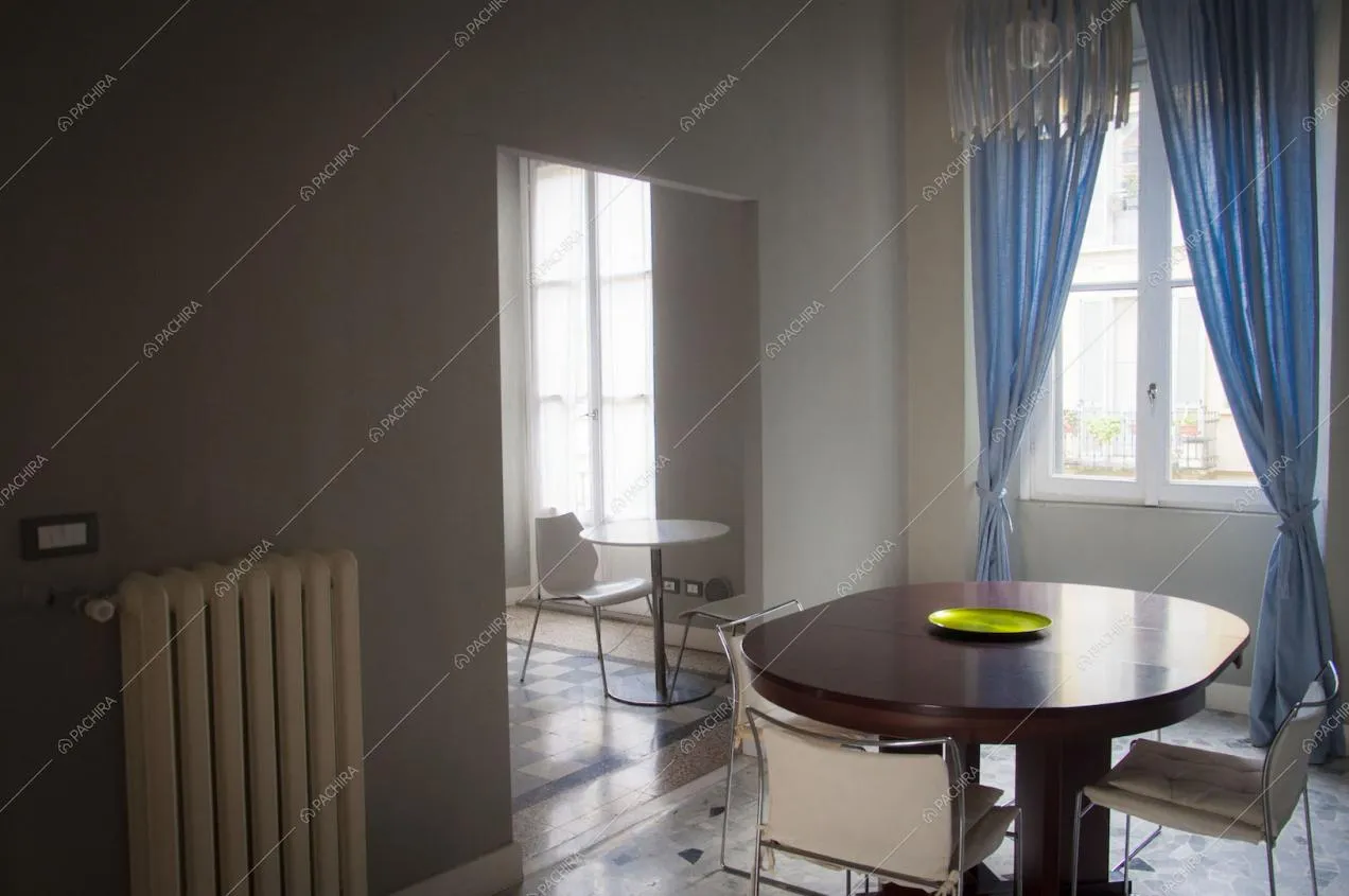 Tavolo da pranzo quattro posti e tavolino bianco