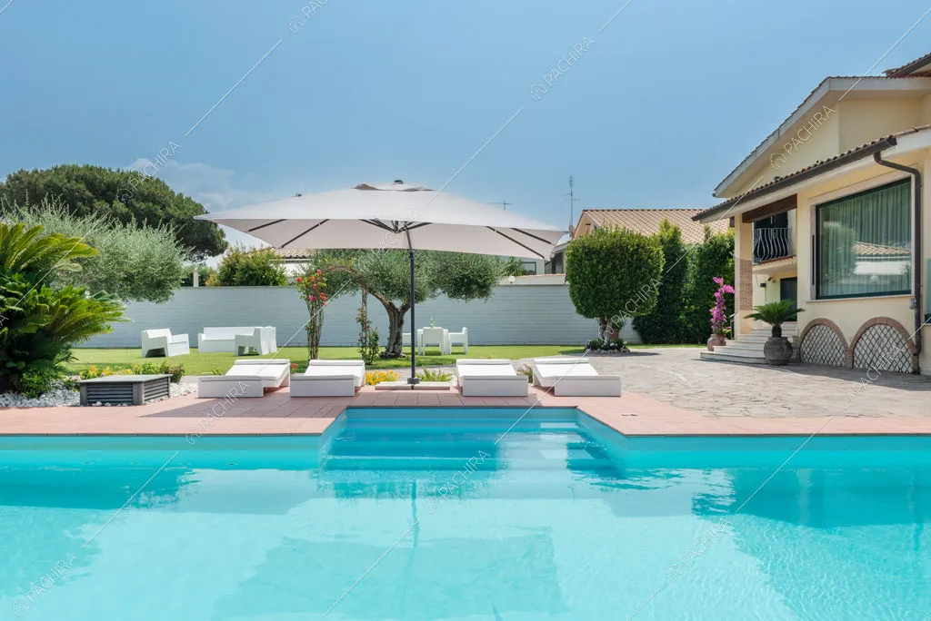 Piscina della villa Agnocasto, location in stile moderno a Roma