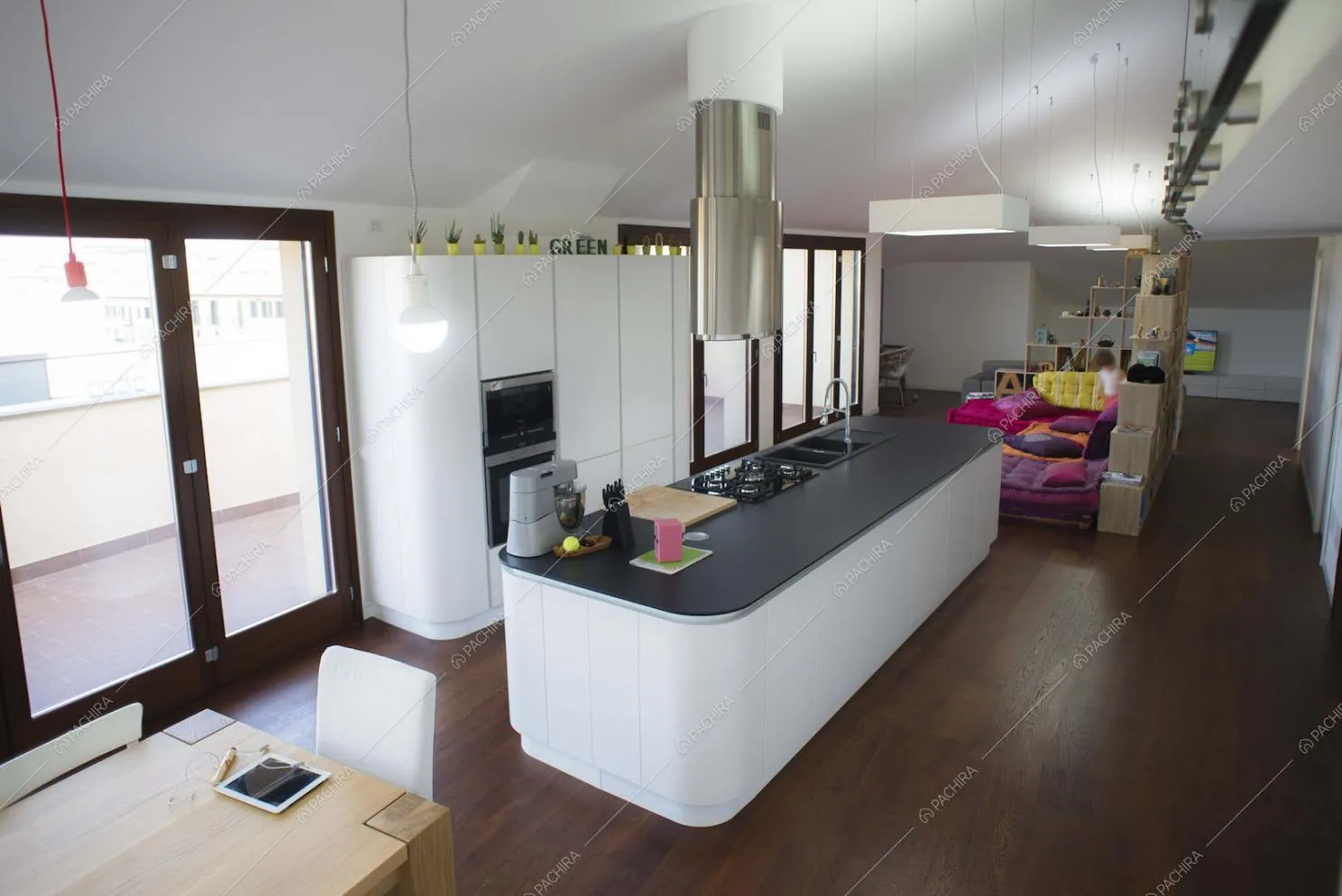 Cucina a isola con pavimento in parquet a listoni
