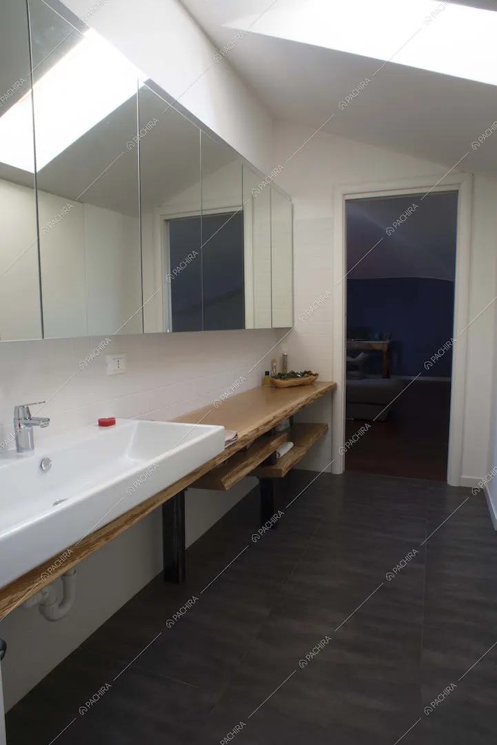 Banco del bagno in legno, soffitto e pareti bianche
