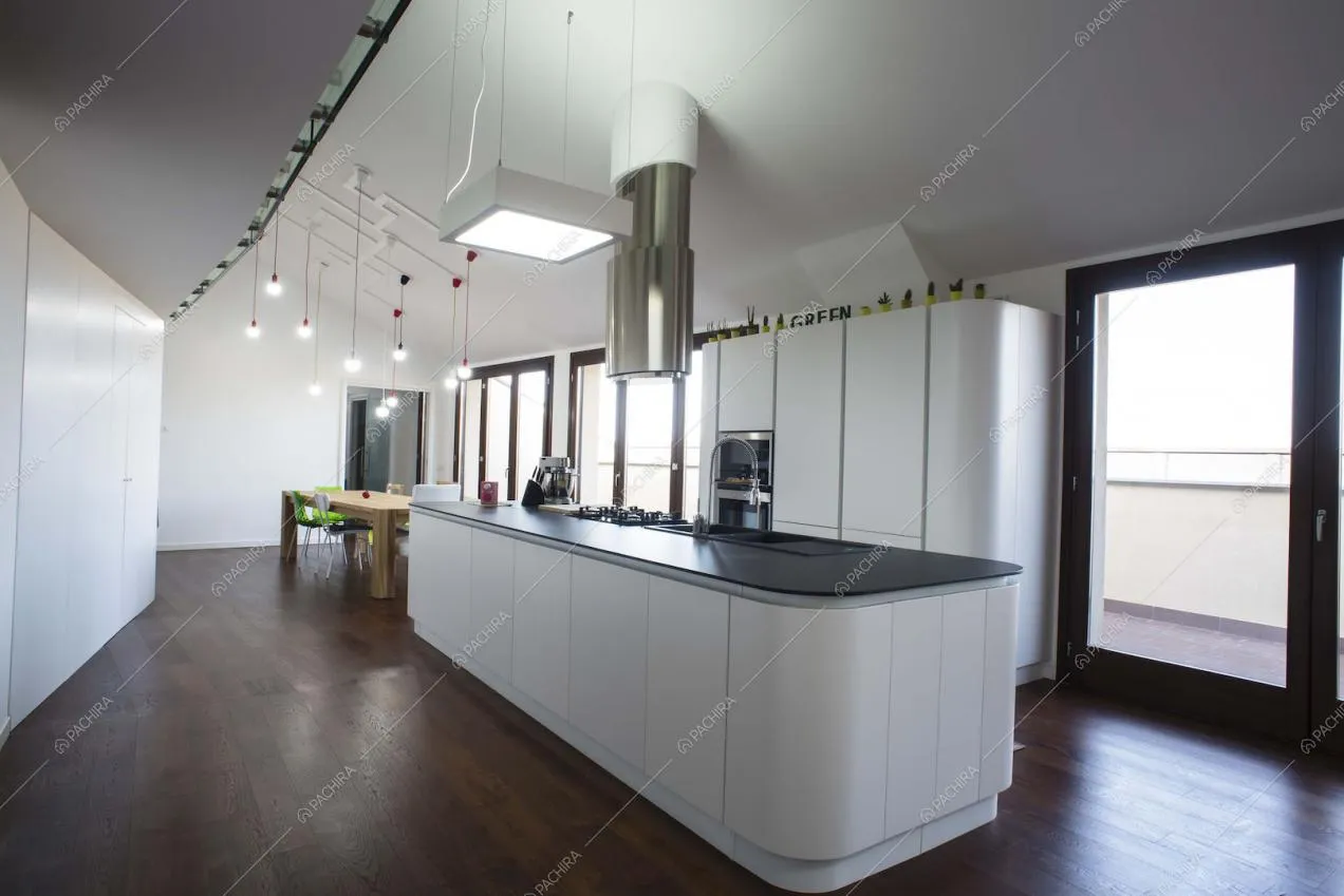 Cucina con isola e tavolo da pranzo in legno