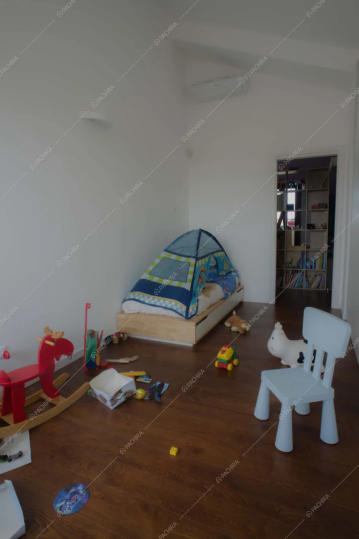 Stanza giochi bambino con pavimento in parquet a listoni