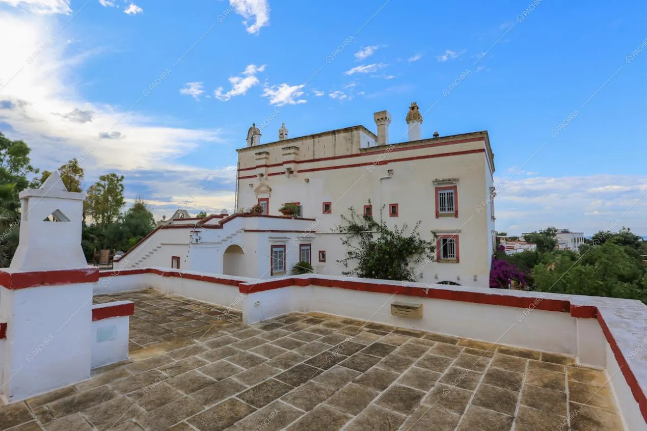 Vista sugli esterni bianchi contornati di rosso della villa