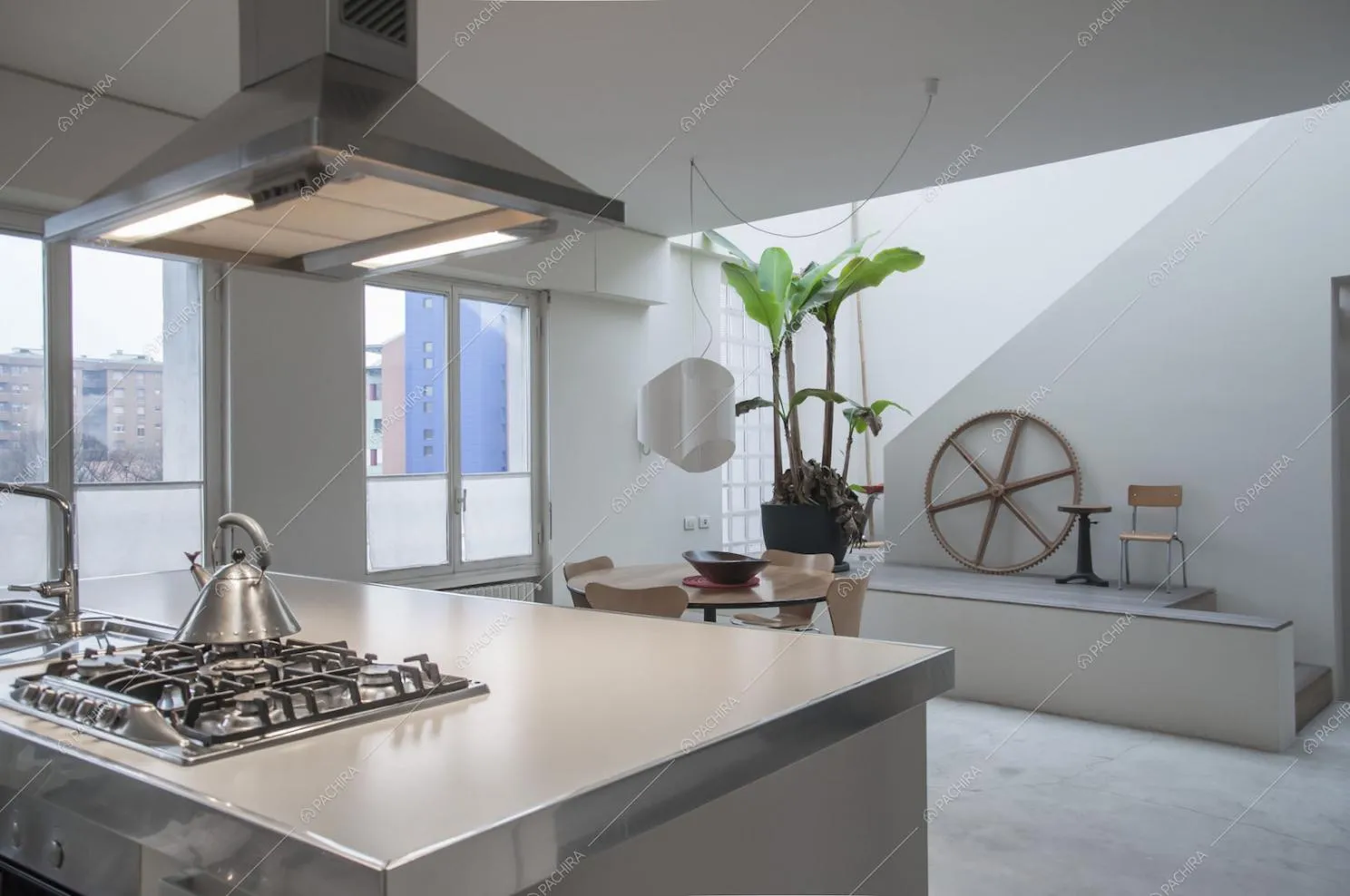 Cucina con fornelli a gas e tavolo da pranzo