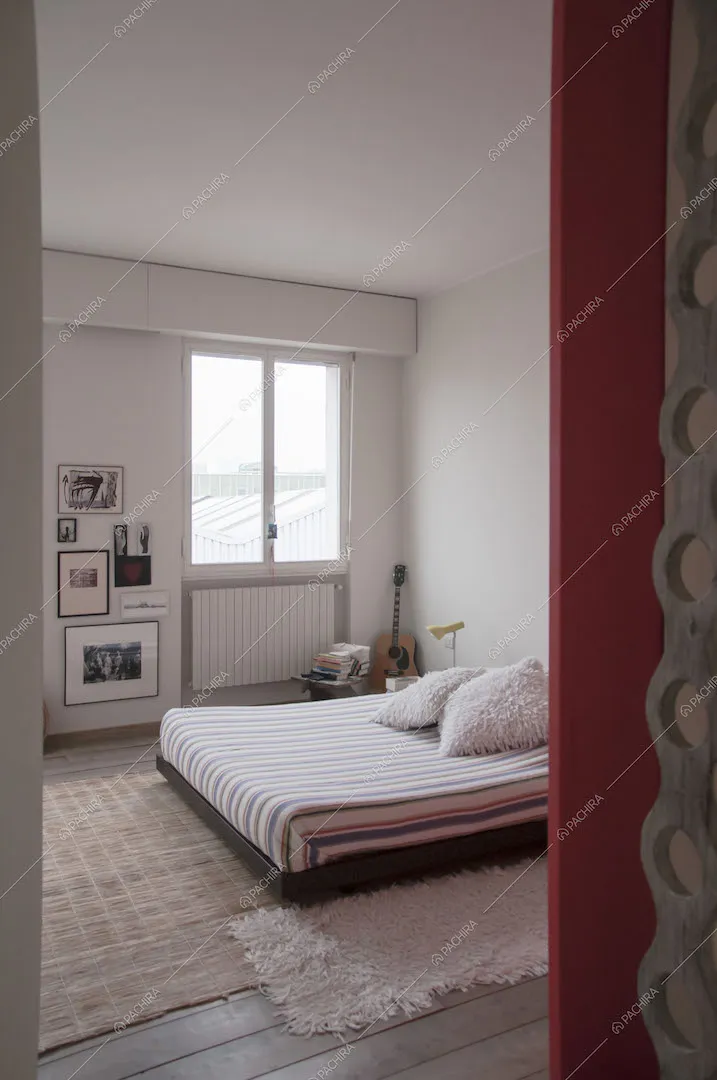 Scorcio su letto basso e base in legno, pavimento in parquet