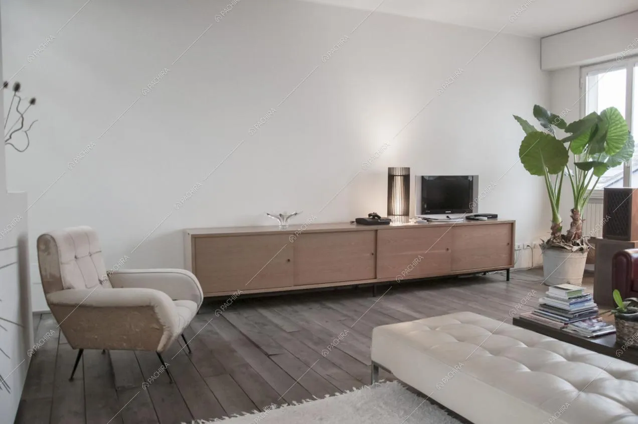 Pavimento in parquet nella zona living con mobili in pelle