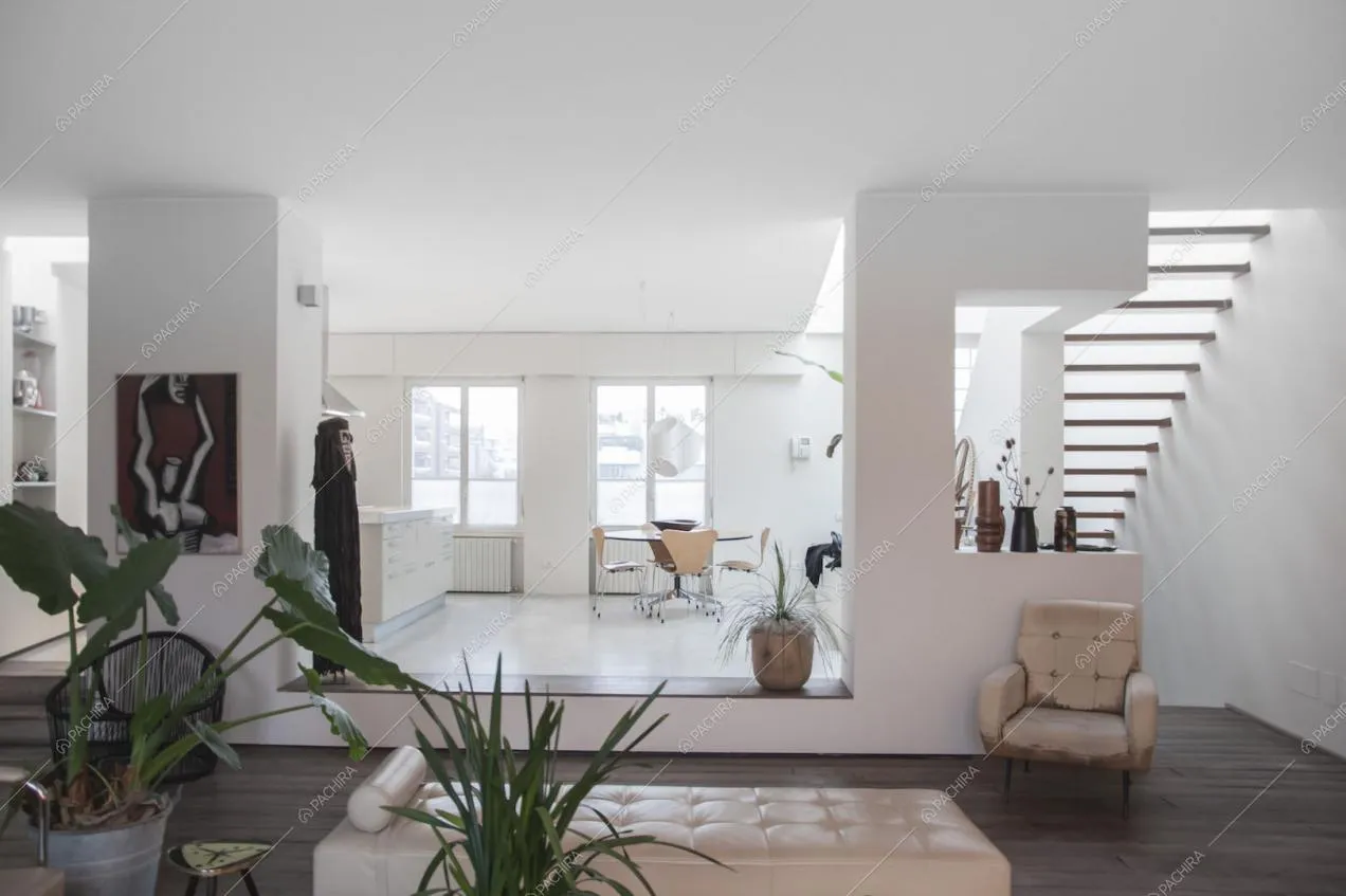 Vista sulla cucina dalla zona living con mobili di design