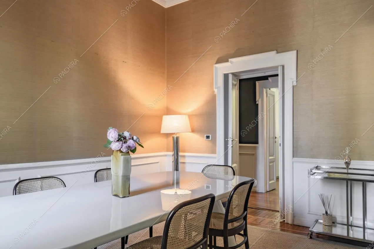 Carta da parati e boiserie nella sala da pranzo