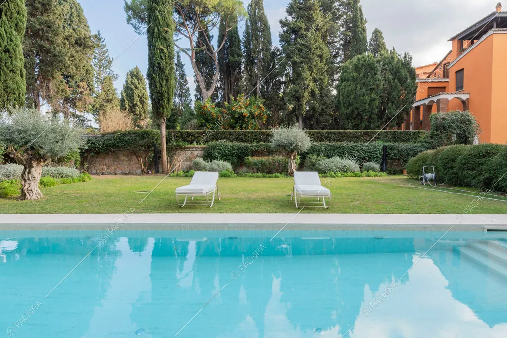 Piscina della villa Espero, location in stile contemporaneo a Roma