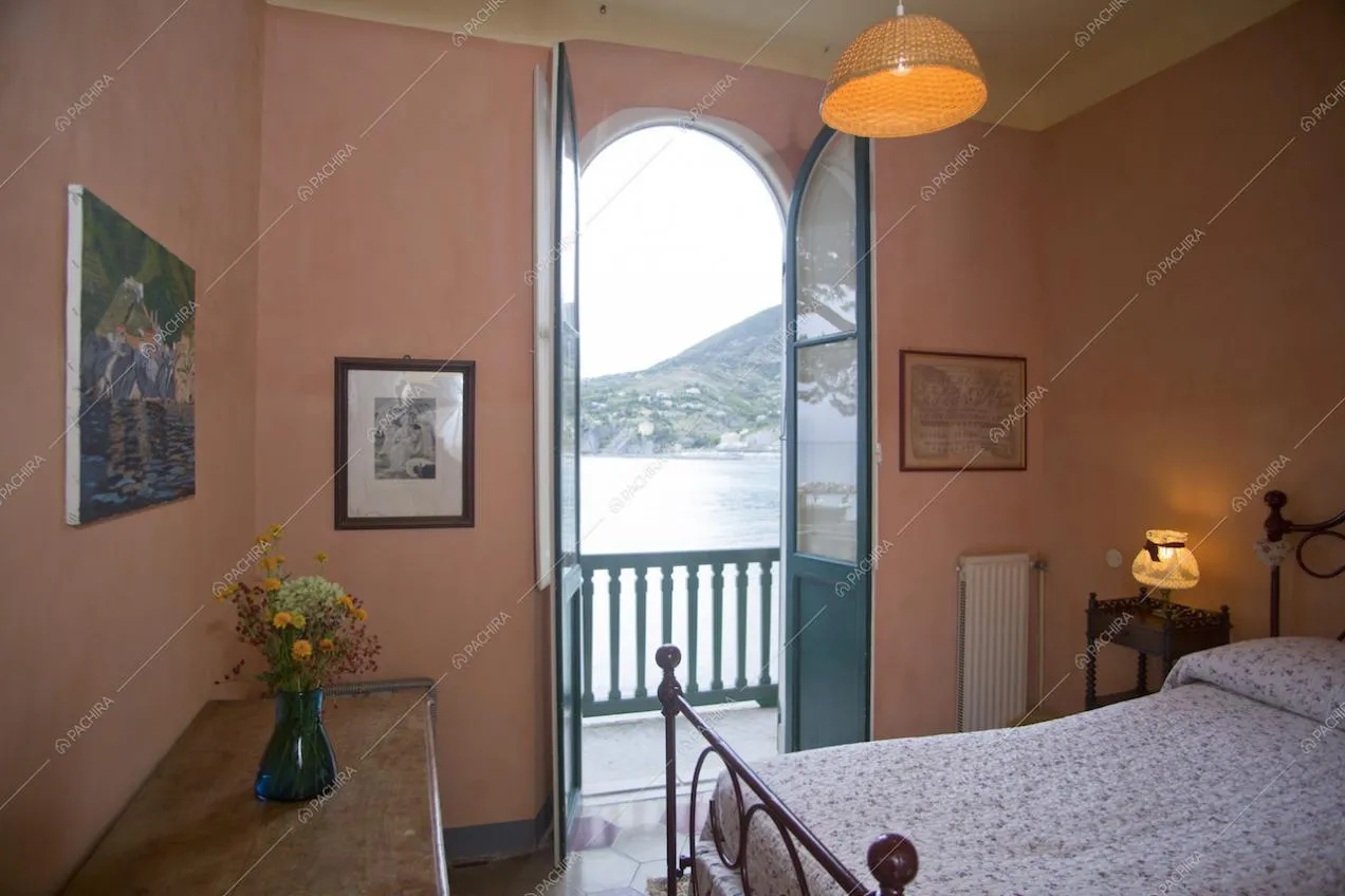 Camera da letto con balconcino privato e vista panoramica