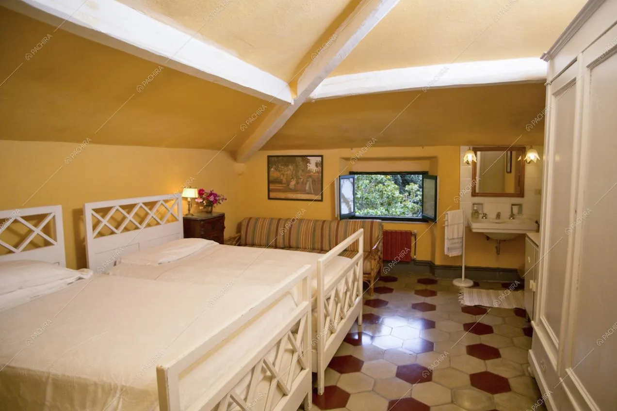 Camera da letto nel sottotetto con pavimento in cementine esagonali
