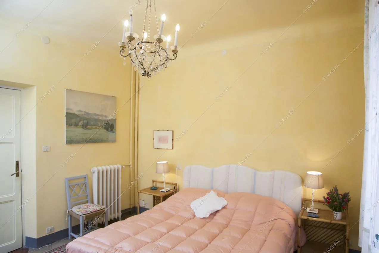 Camera da letto da due posti con lampadario in murano