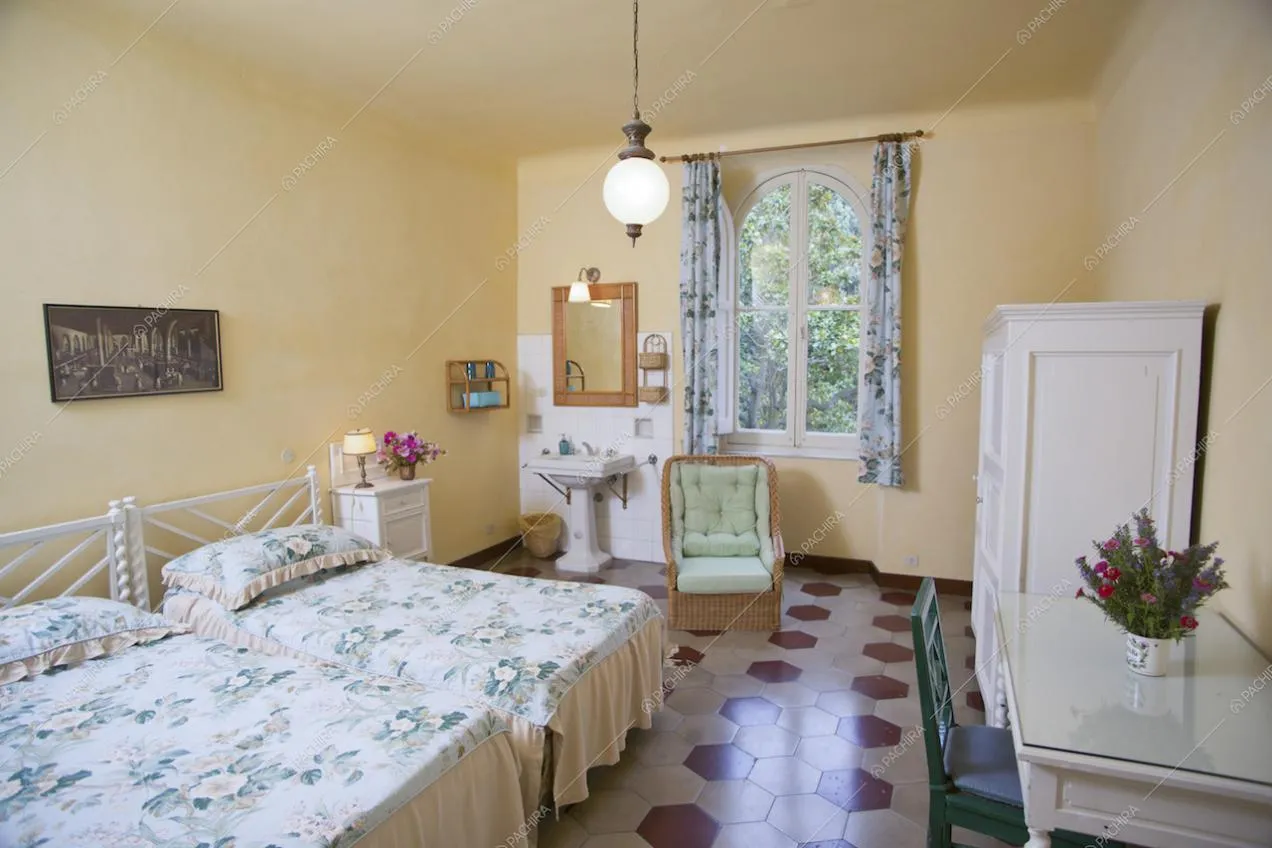 Camera da letto con scrivania, armadio e lavandino in camera