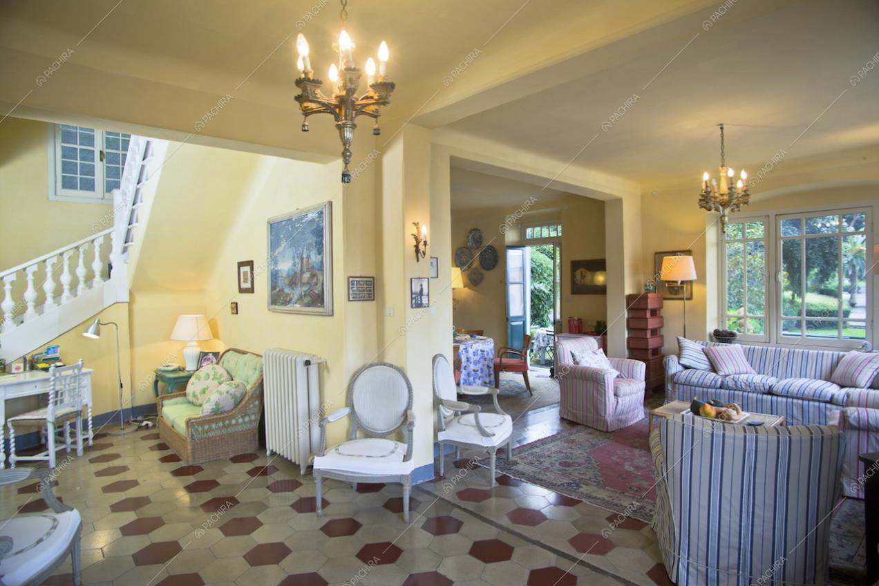 Vista su zona living e studio, lampadari, scale e vetrate