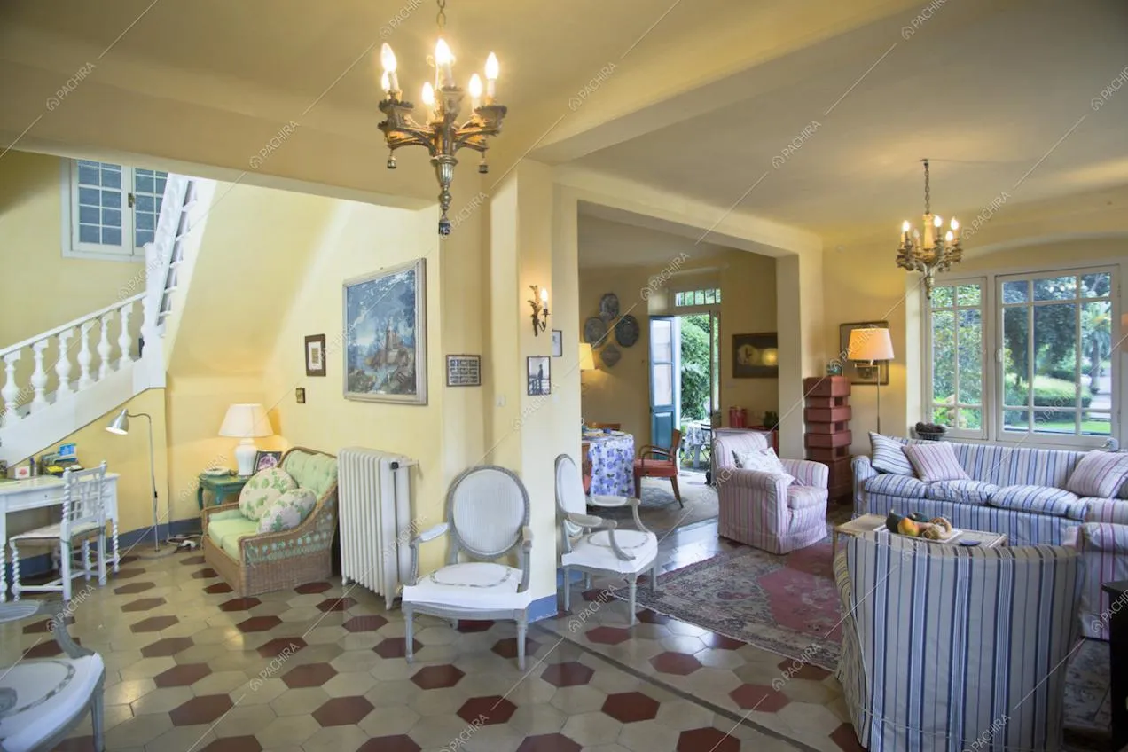 Vista su zona living e studio, lampadari, scale e vetrate