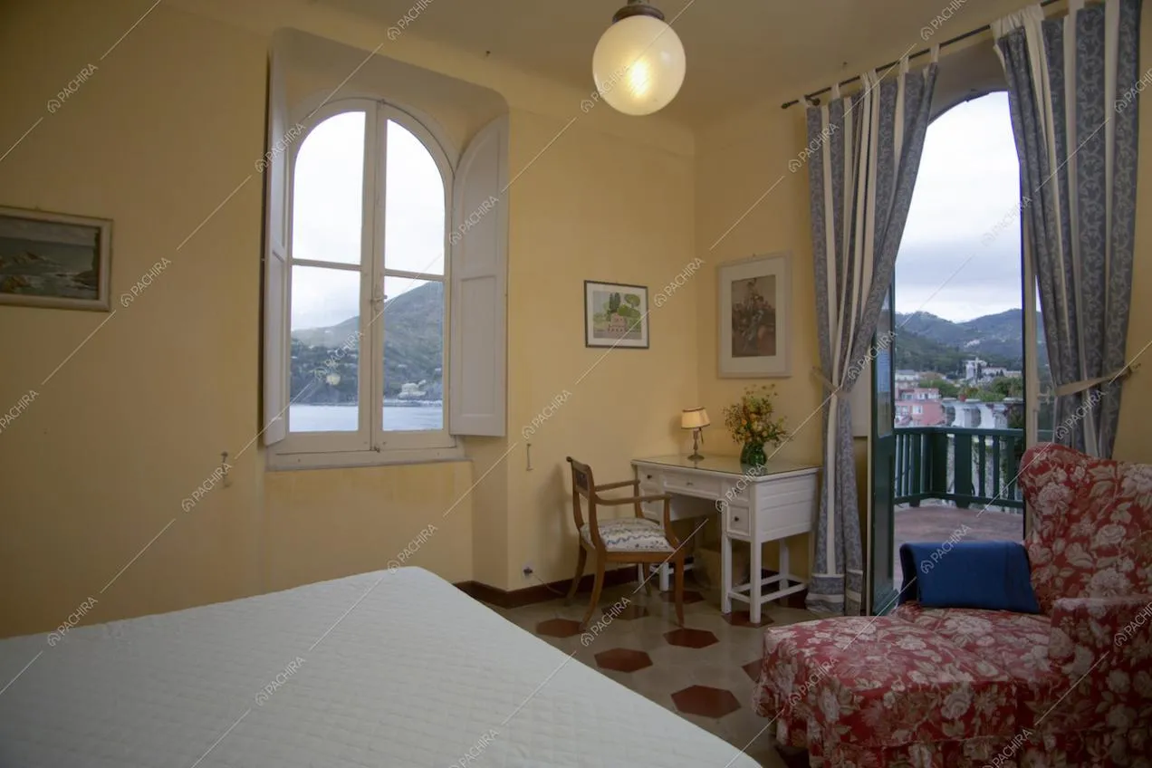 Poltrona e scrivania, scorcio sul terrazzo e vista panoramica nella camera da letto