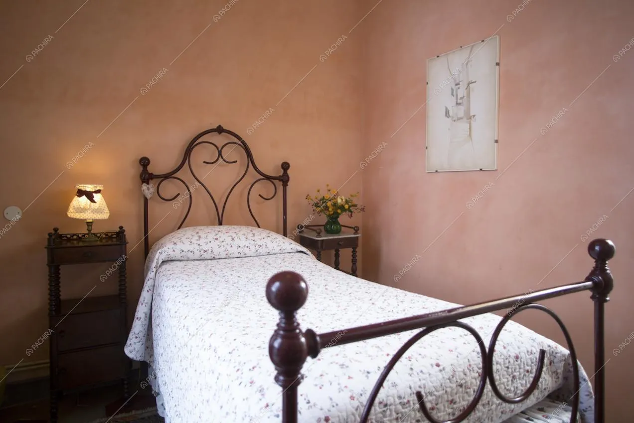 Letto singolo e due comodini d'epoca
