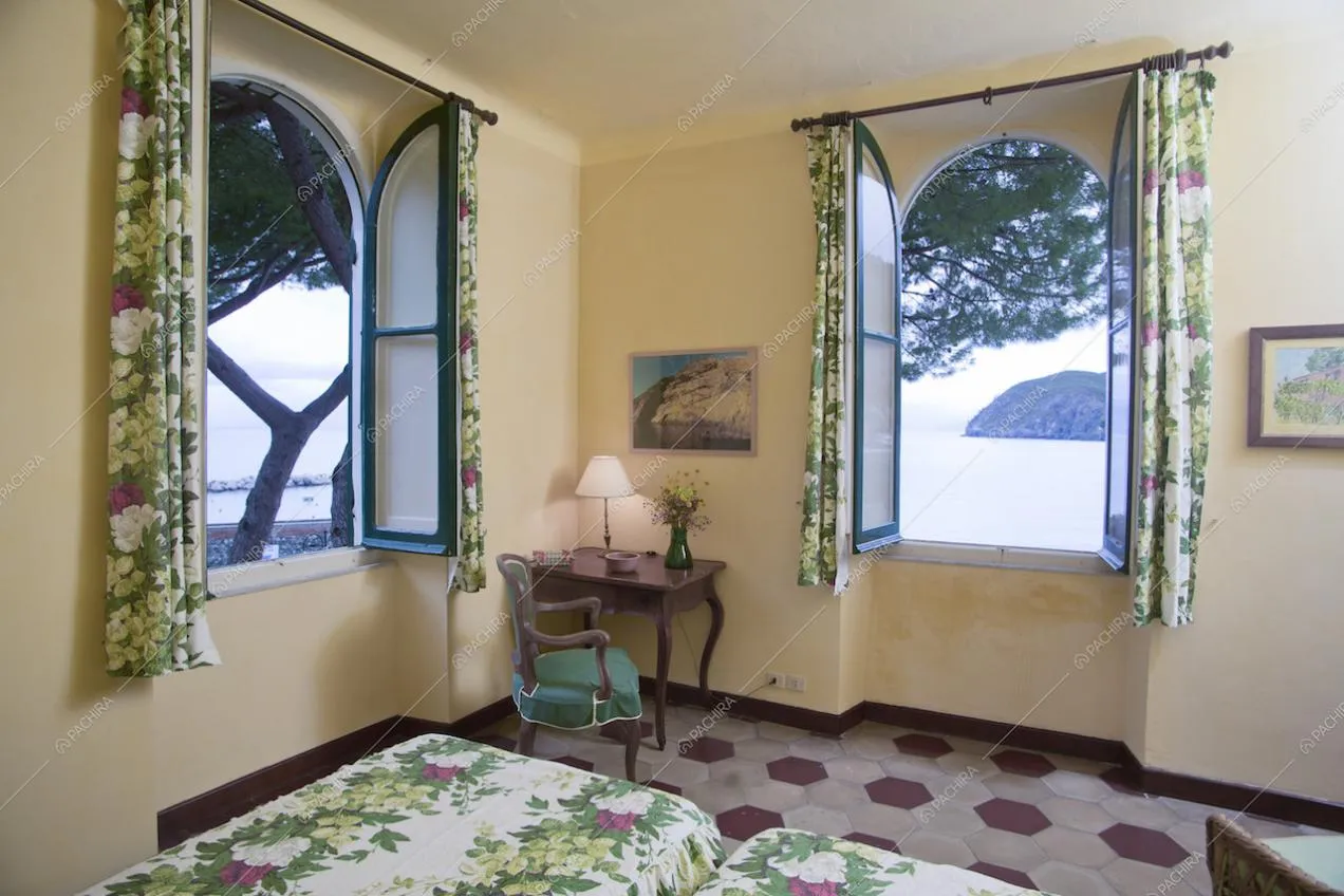Vista panoramica dalla camera da letto, scrivania d'epoca