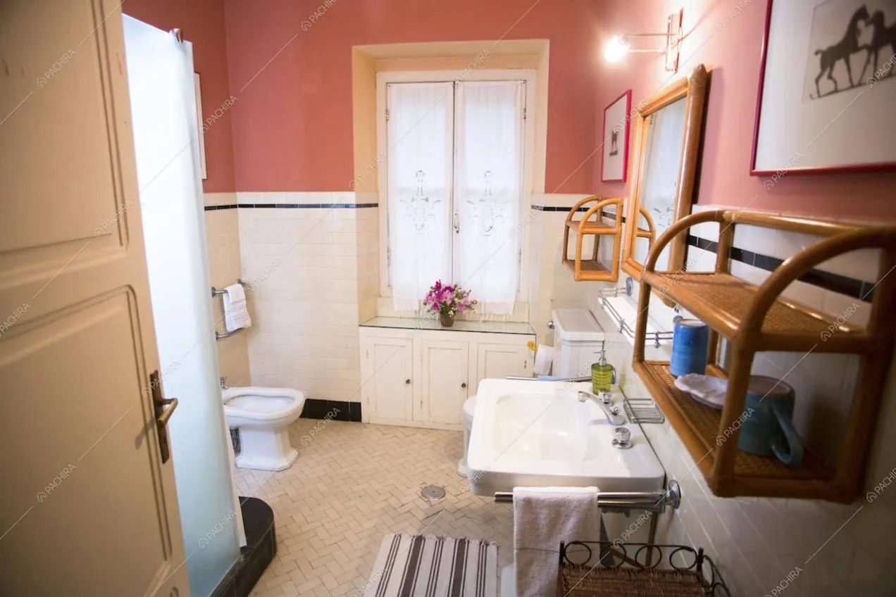 Bagno con ripiani in vimini