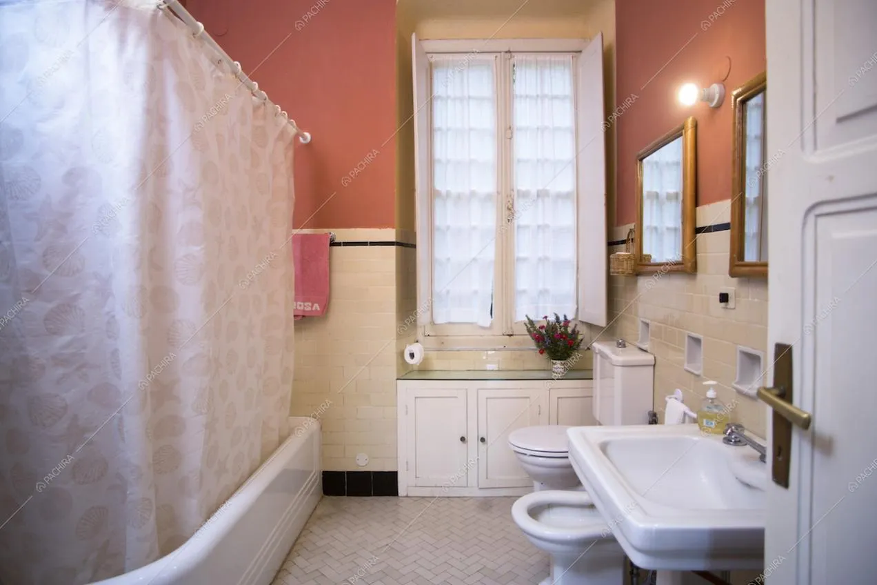 Lavandino, sanitari e vasca da bagno combinata con box doccia