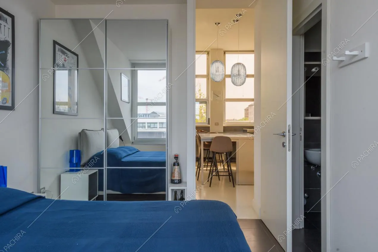 Camera da letto matrimoniale con armadio dalle ante a specchio e bagno privato