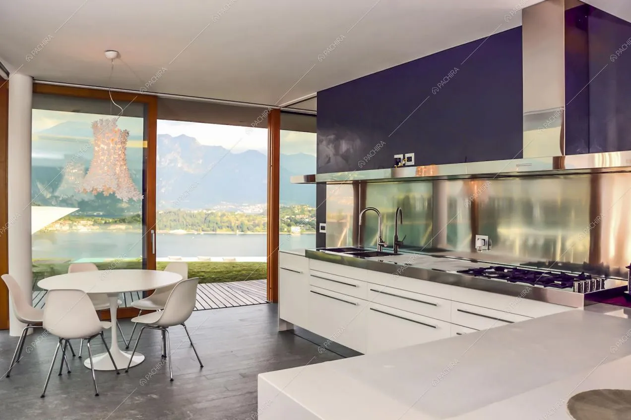 Cucina a parete, tavolo da pranzo e vetrate, vista panoramica