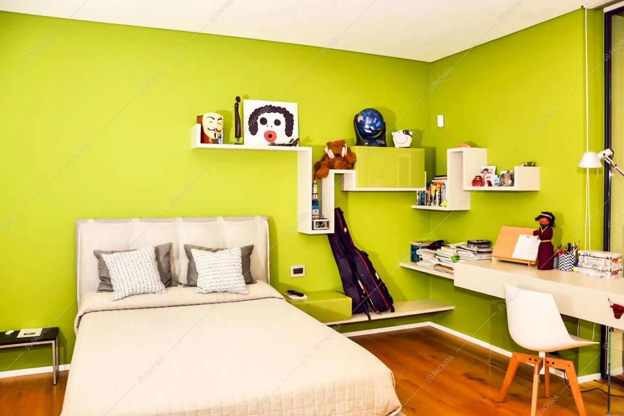 Camera da letto con letto a baldacchino e pavimento in parquet