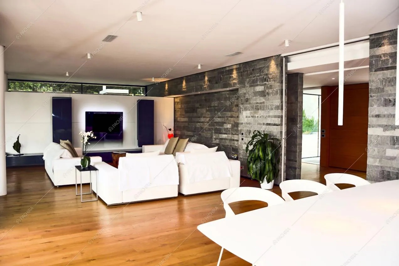 Zona living con divani bianchi e pavimento in parquet