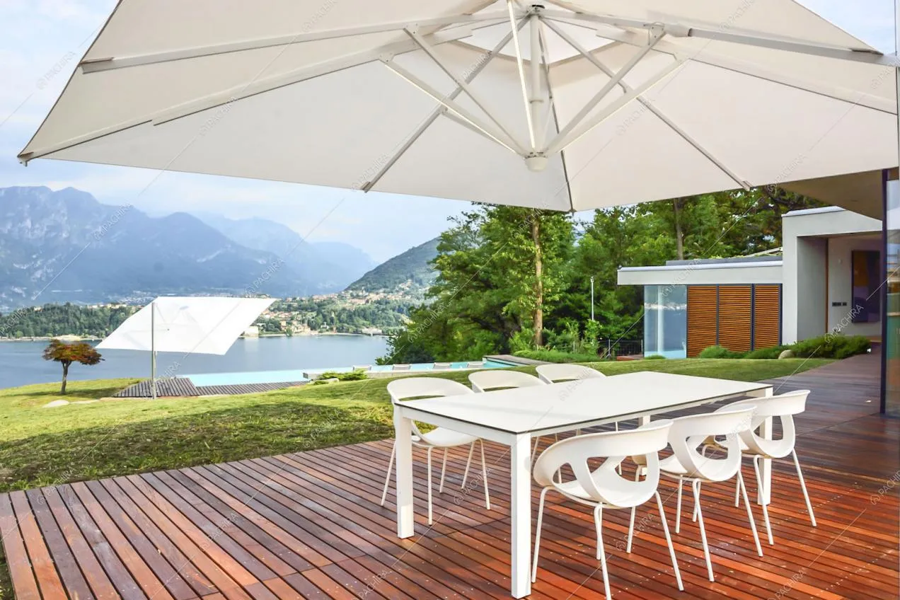 Vista panoramica dal tavolo da pranzo esterno e scorcio sulla piscina
