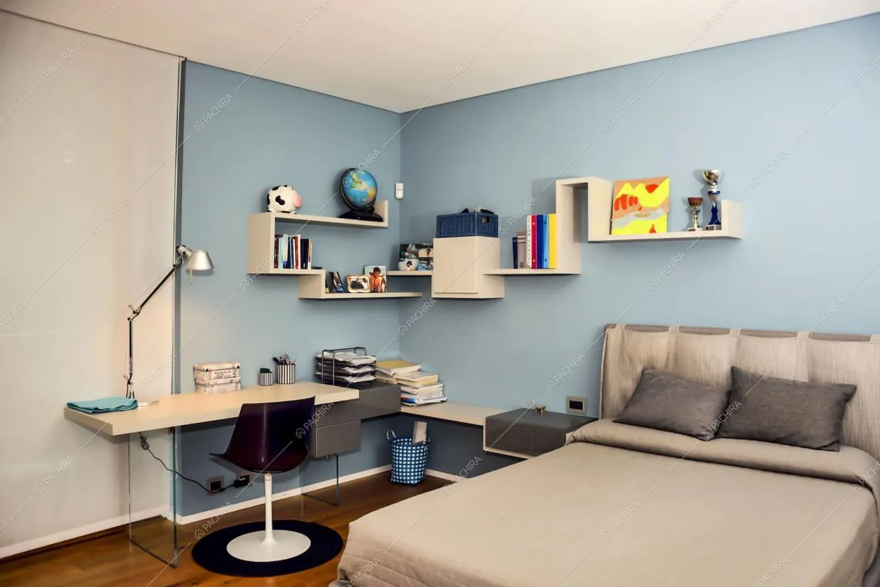 Camera da letto con pareti azzurre e ripiani di design