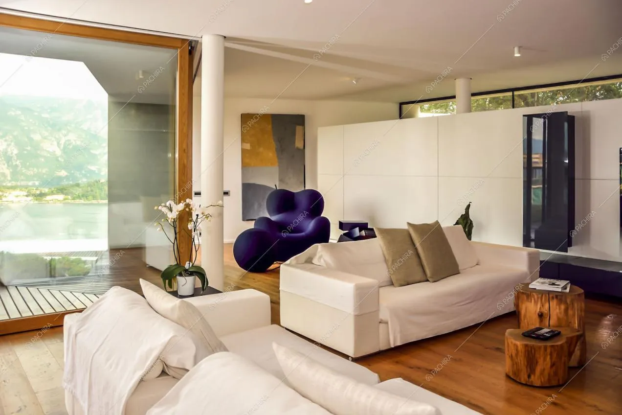 Divani, vetrate con vista panoramica e poltrona viola di design 