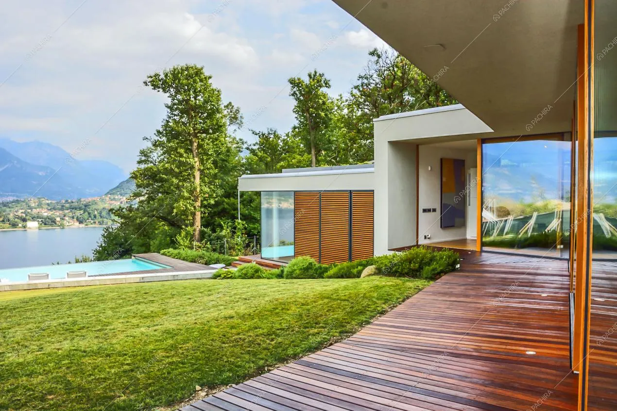 Esterno della villa, vetrate, giardino e vista panoramica