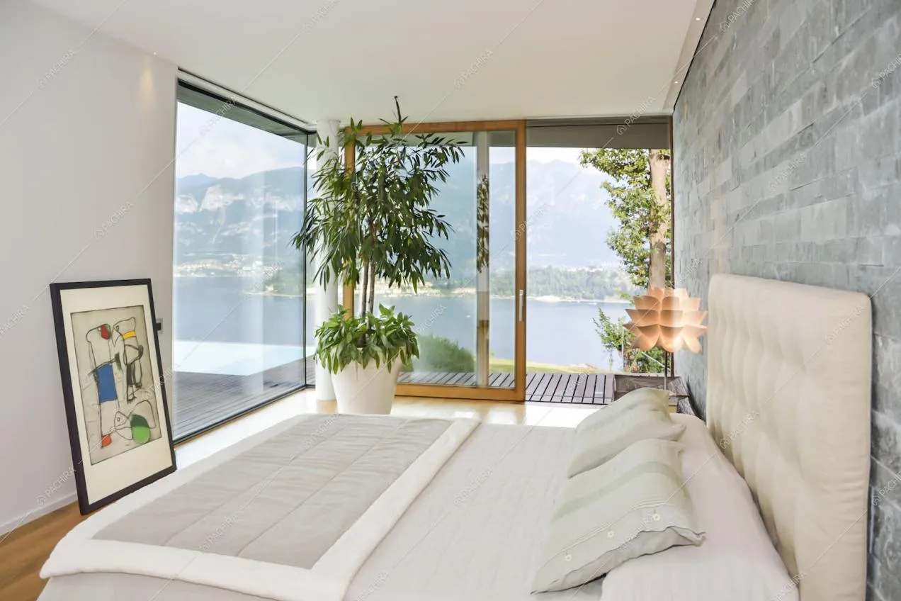 Letto a due piazze, vetrate e vista lago