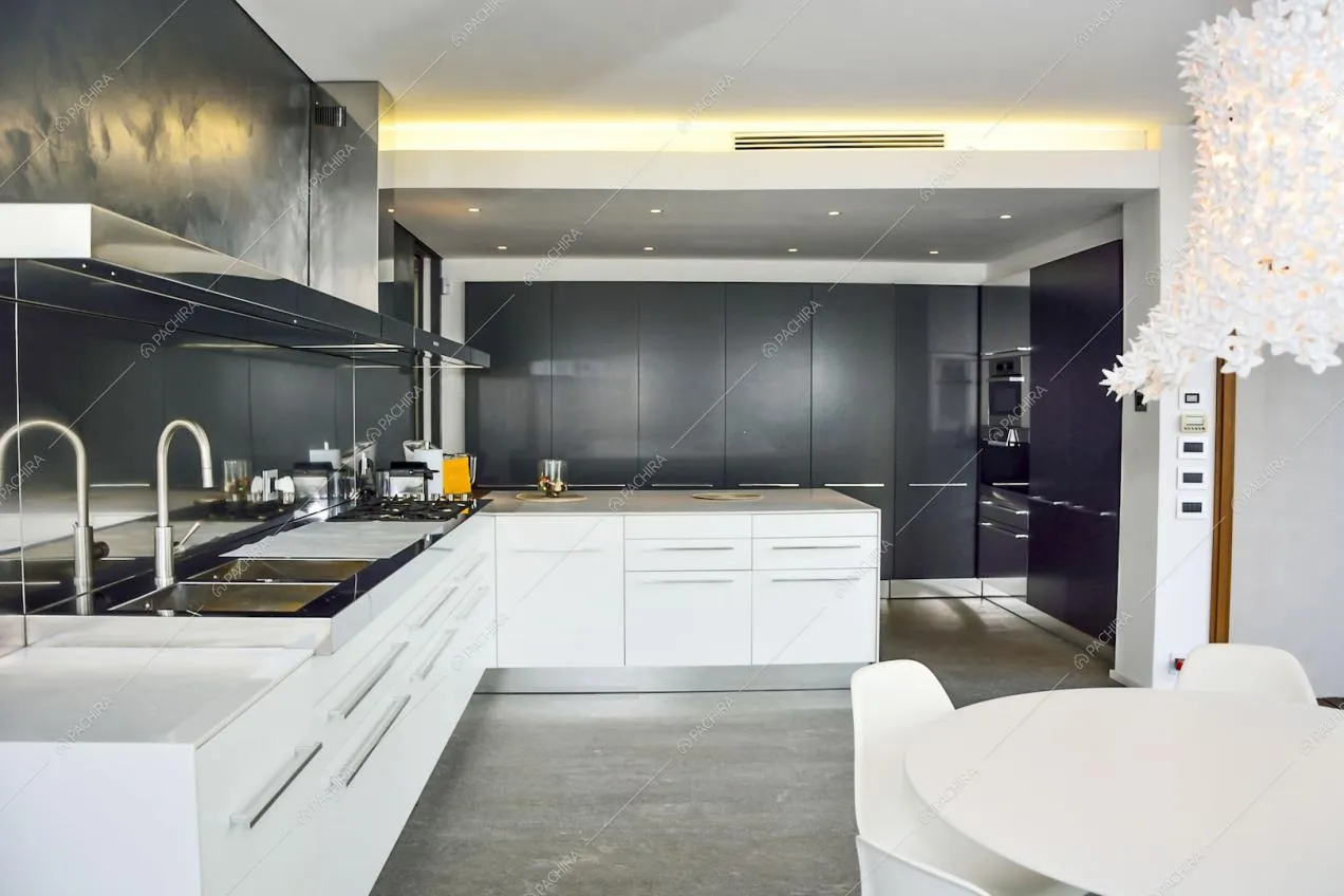 Cucina angolare a parete con fornelli a gas