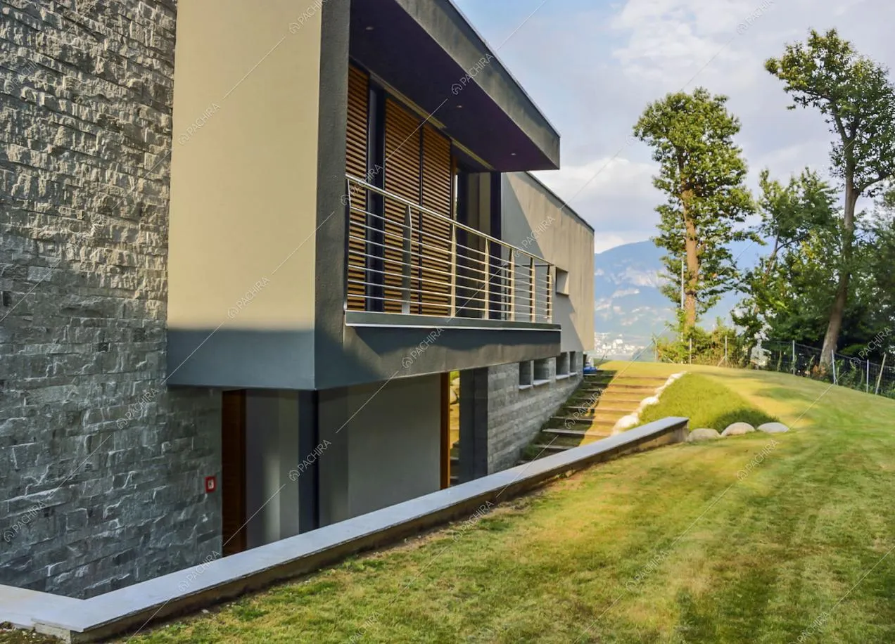 Esterni della villa, balconcino e giardino