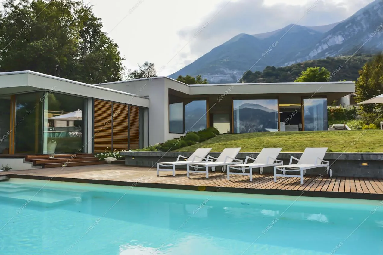Vista sull'esterno della villa dalla piscina, sdraio