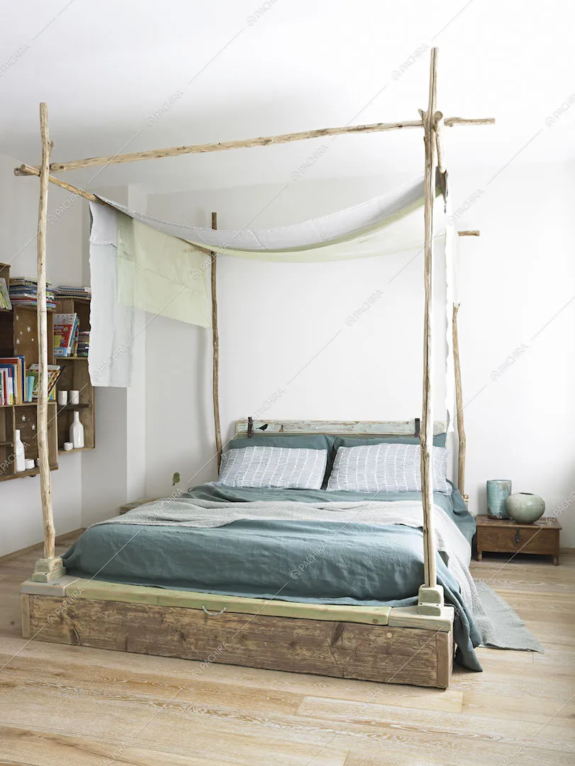 Camera da letto con letto a baldacchino e pavimento in parquet