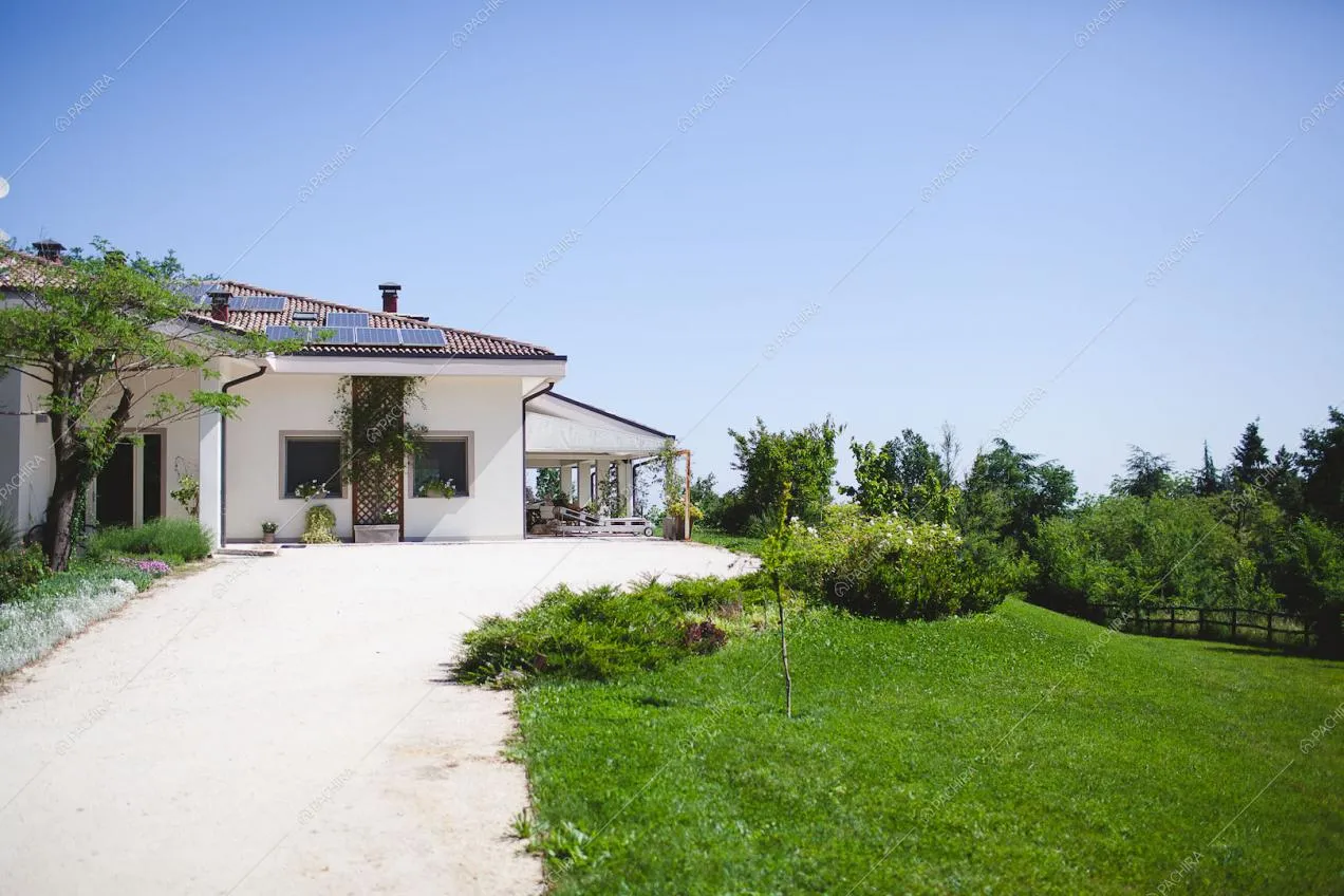Vista della villa dalla strada di accesso e giardino