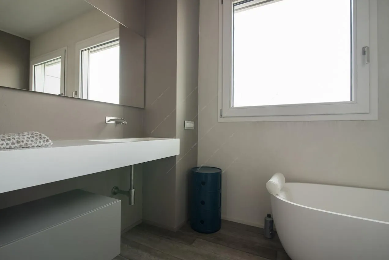 Lavandino di design e specchio rettangolare