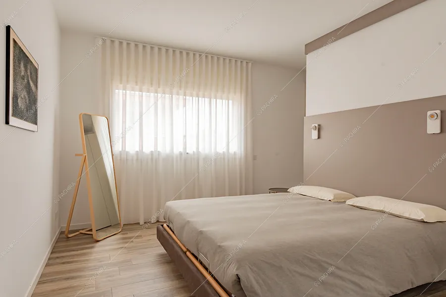 Camera da letto della villa Morava, location in stile moderno a Milano