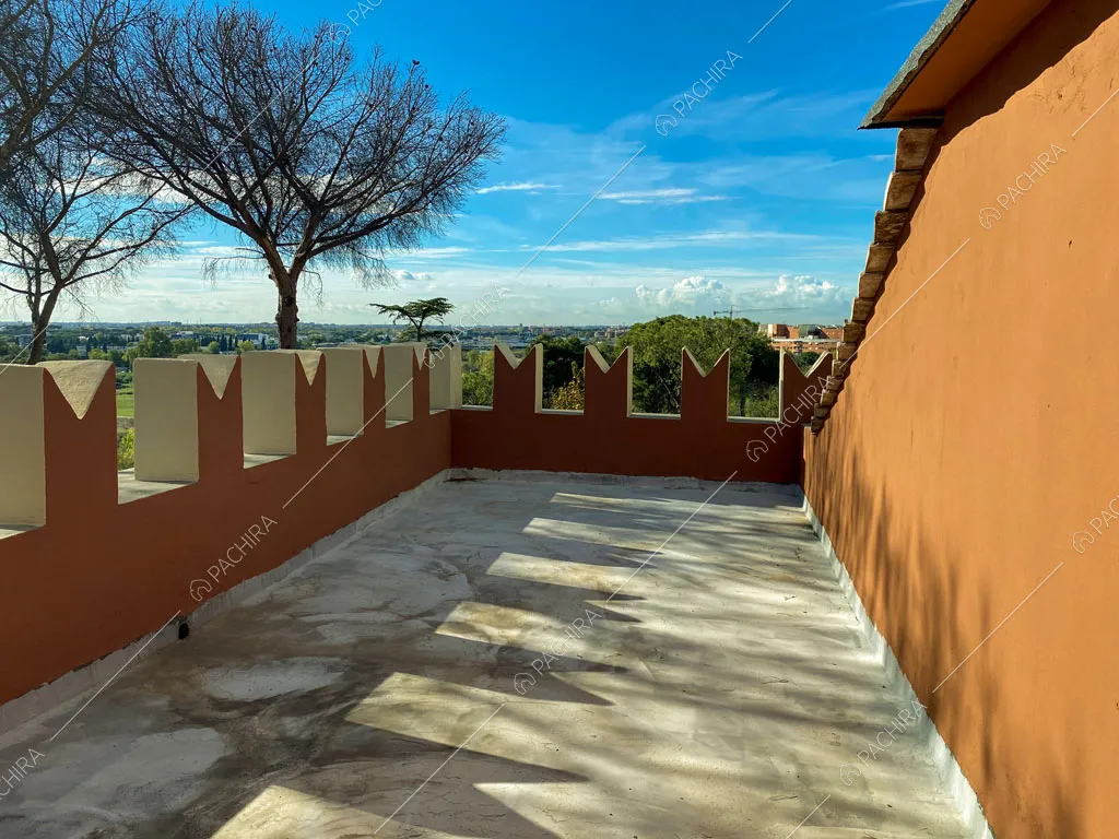 Terrazza della torre con vista sulla campagna circostante